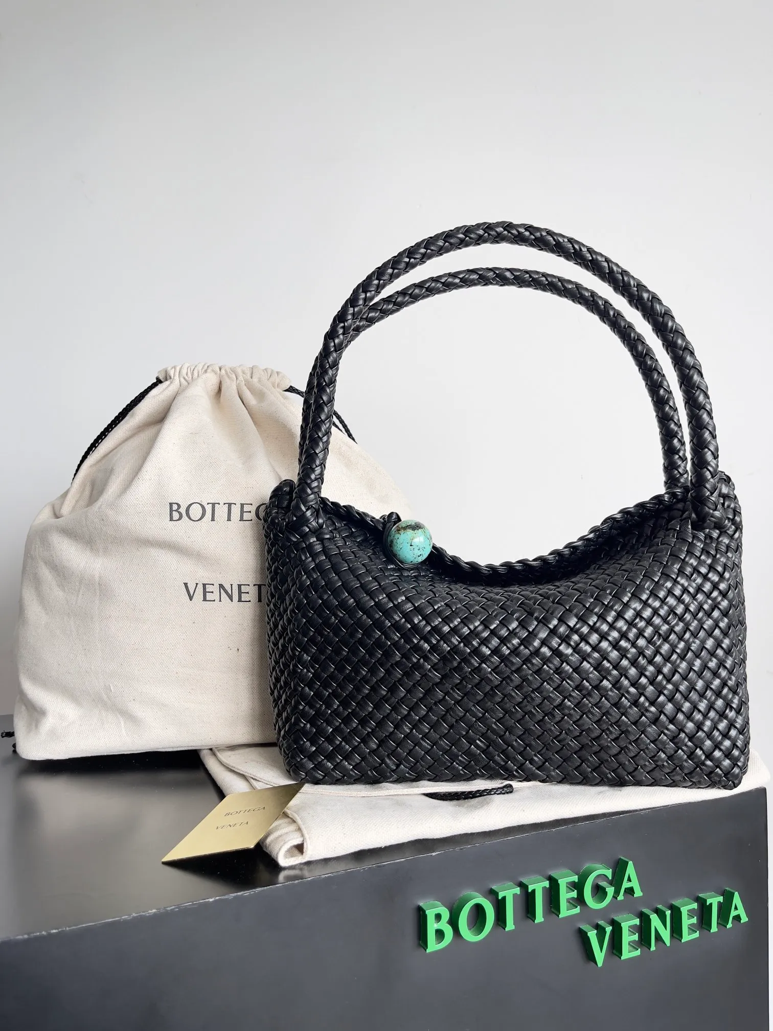 Batch 5960 BV collectible small woven handbags are really YYDS!! Bottega Veneta’s most classic small woven handbags are back! ! We use the highest quality leather with the highest craftsmanship❤️ to create the most expensive works. We have created the original Intrecciato leather weaving process❤️ This unique traditional exclusive leather weaving method has not only become our logo but also reflects the time-consuming and labor-intensive craftsmanship of our products❤️ The new TOSCA handbag must be a selection worth collecting🆕⚠️⚠️Babies, malachite can be sold separately and can be assembled by yourself Style number: 716974 Size: 27*9*18cm